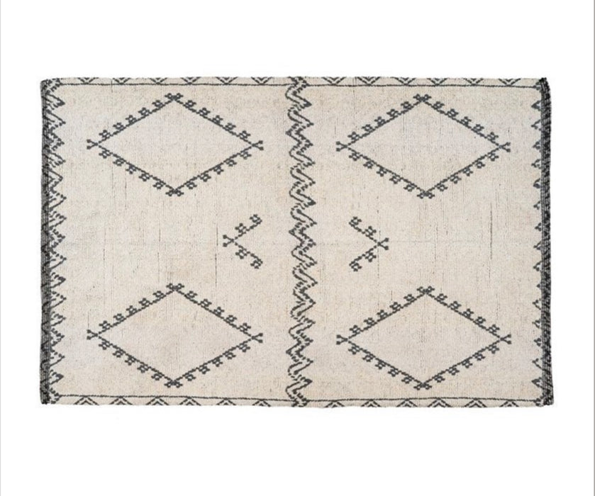 La Paz rug in a charcoal grey diamond pattern with zig zag border. Perfect accent for the modern bohemian home. Hand looped, soft 100% cotton. 4' x 5.8'